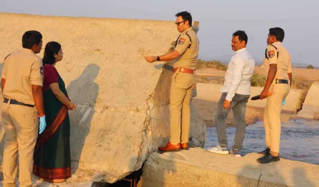దెబ్బతిన్న మానేరు చెక్‌డ్యామ్‌ను పరిశీలించిన కరీంనగర్ అధికారులు
