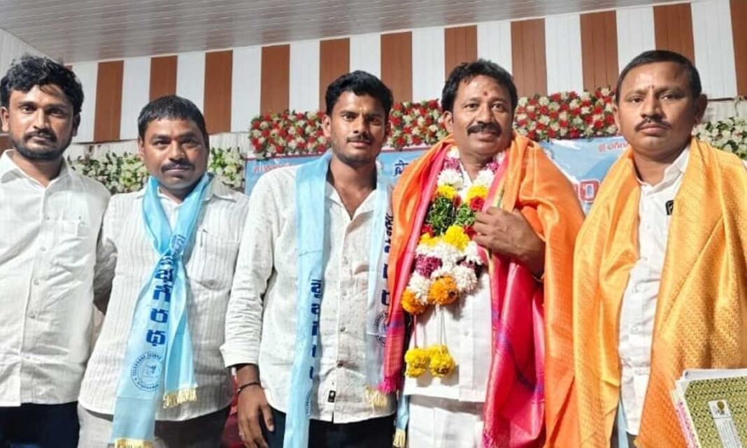 జోగులాంబ గద్వాల్ జిల్లా సాగర సంఘం అధ్యక్షునిగా ఎన్నికైన ఉత్తనూరు తిమ్మప సాగర్; నాయకులు ఐక్యత మరియు రాజకీయ సాధికారత కోసం పిలుపునిచ్చారు
– PARAHUSHAR NEWS