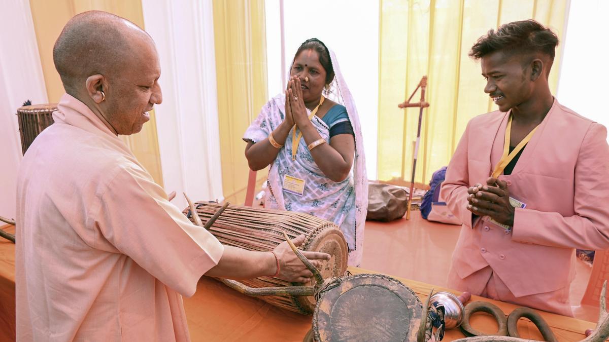 డబుల్ ఇంజిన్ ప్రభుత్వం గిరిజన వర్గాల భద్రత, గౌరవం, స్వావలంబనకు భరోసానిస్తుందని ఉత్తరప్రదేశ్ సీఎం అన్నారు.
– PARAHUSHAR NEWS