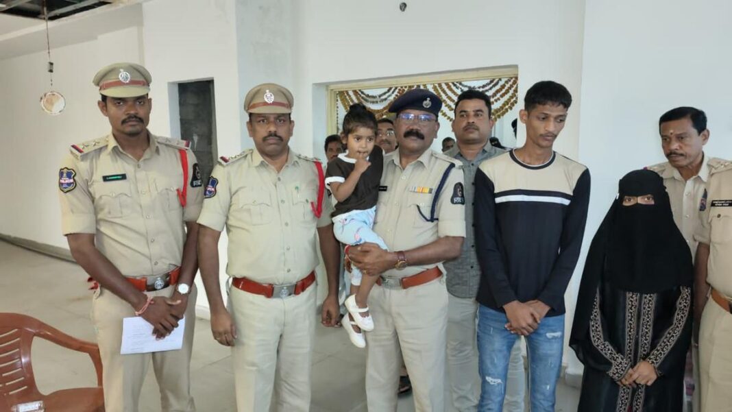 తిరిగి కలవడానికి నిరాశతో, జంట 4 ఏళ్ల చిన్నారిని కిడ్నాప్ చేసి, అరెస్టు చేశారు
– PARAHUSHAR NEWS
