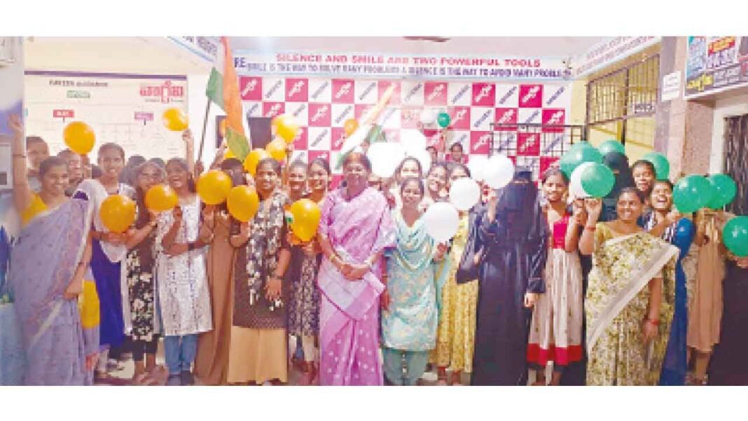 మహిళా జట్టు ప్రపంచకప్‌ ట్రోఫీని కైవసం చేసుకోవడంతో మహబూబ్‌నగర్‌ హర్షం వ్యక్తం చేసింది
