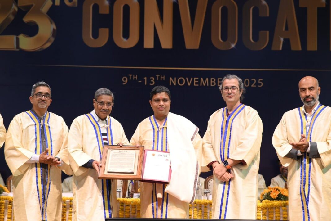 యూపీఈఎస్ స్కూల్ ఆఫ్ బిజినెస్ స్నాతకోత్సవానికి ఆచార్య బాలకృష్ణ ముఖ్య అతిథిగా హాజరయ్యారు.
– PARAHUSHAR NEWS