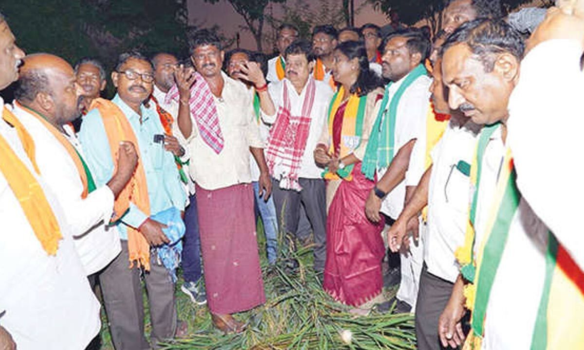రైతుల నుంచి మొలకెత్తిన వరిధాన్యాన్ని కాంగ్రెస్ ప్రభుత్వం కొనుగోలు చేయాలని బీజేపీ డిమాండ్ చేసింది
