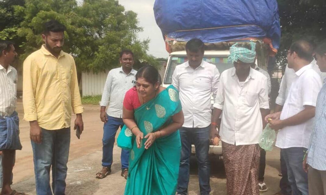 సీసీఐ ద్వారా పత్తి సేకరణ గద్వాల్‌లో ప్రారంభం; జిన్నింగ్ మిల్లుల కొరత కారణంగా స్లాట్‌లను బుక్ చేసుకోవడానికి రైతులు ఇబ్బందులు పడుతున్నారు
