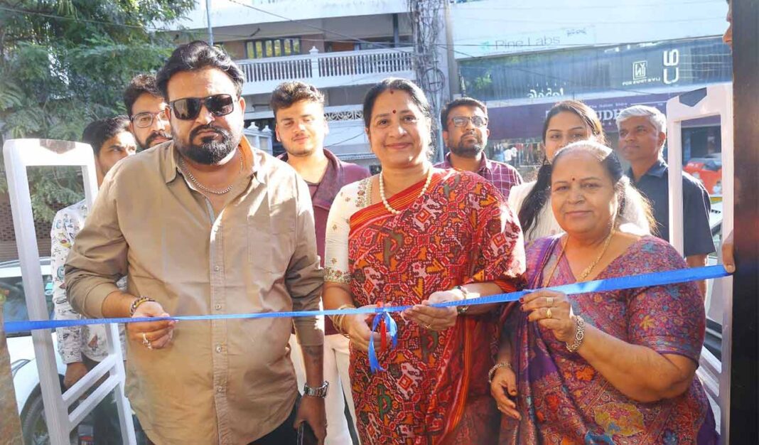ఐదు రోజుల డి సన్స్ పటోలా ఆర్ట్ ఎగ్జిబిషన్ బంజారాహిల్స్‌లో ప్రారంభమైంది
