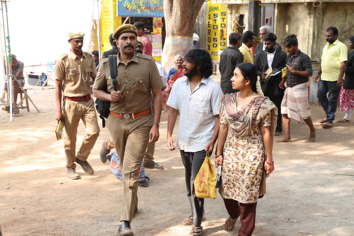 'సిరాయ్'లోని ఒక స్టిల్లో విక్రమ్ ప్రభు, ఎల్కే అక్షయ్ కుమార్ మరియు అనీష్మా అనిల్కుమార్ 'సిరాయ్'లోని ఒక స్టిల్లో విక్రమ్ ప్రభు, ఎల్కే అక్షయ్ కుమార్ మరియు అనీష్మా అనిల్కుమార్
