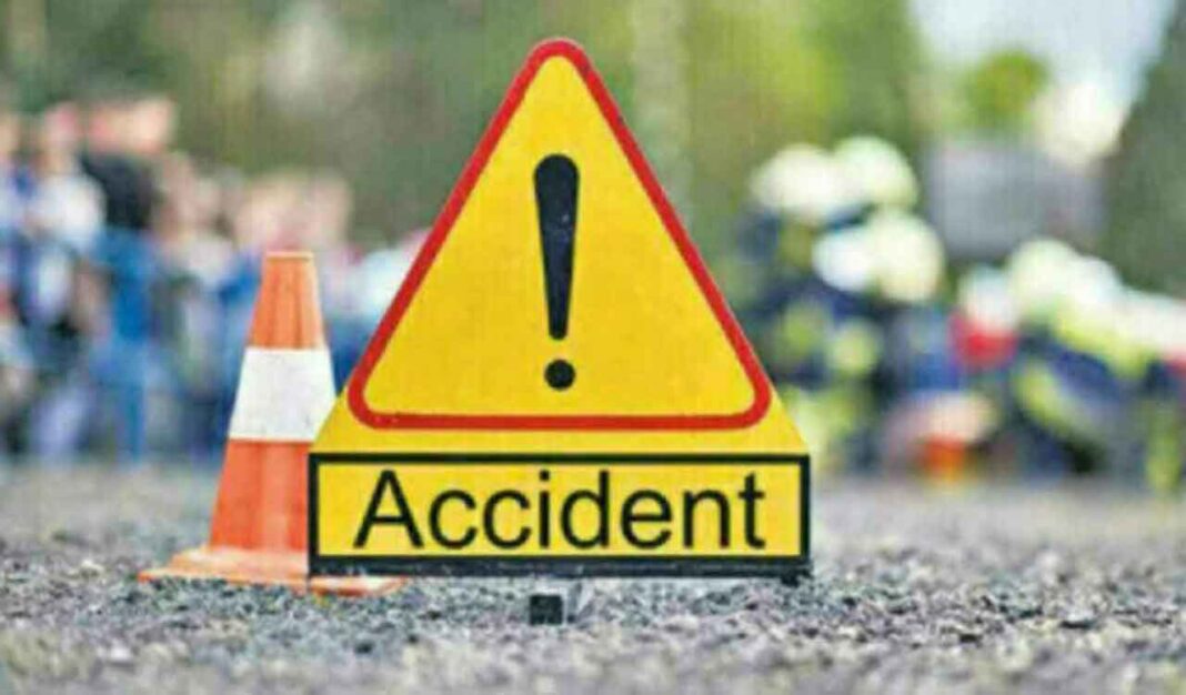 హైదరాబాద్: వేగంగా వెళ్తున్న కారు రోడ్డు పక్కన వాటర్ షెడ్పైకి దూసుకెళ్లడంతో ఇద్దరు మృతి చెందగా, ఒకరు గాయపడ్డారు
– PARAHUSHAR NEWS