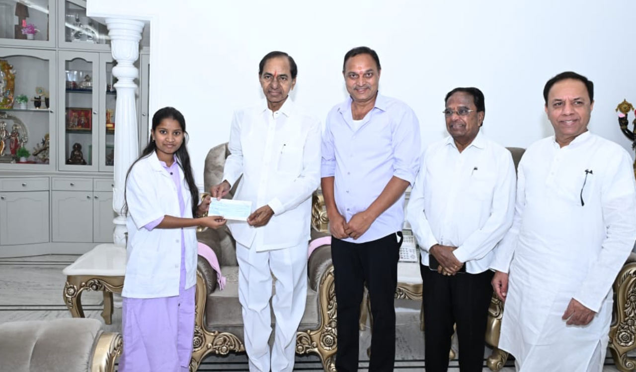 MBBS విద్యార్థులకు చెక్కులు పంపిణీ చేసిన కేసీఆర్, అజ్మీర్ ఉర్స్ కోసం చాదర్ అందించారు