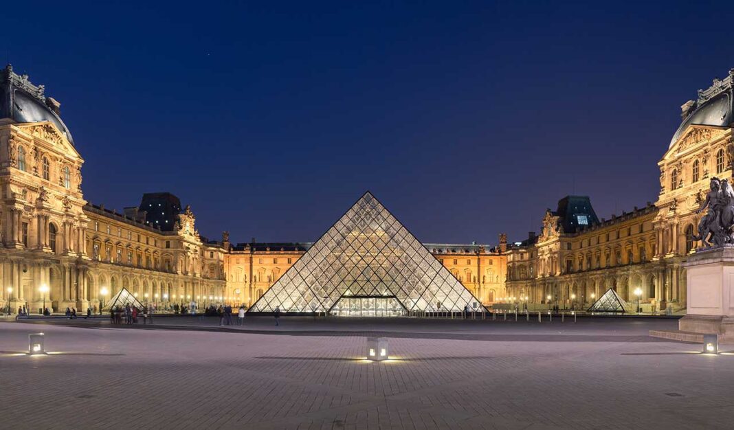 Glittering royal jewels displayed while Paris is still uneasy over Louvre robbery