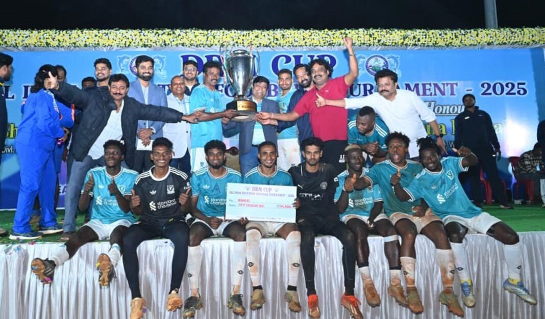 విశాఖపట్నంలో జరిగిన DRM కప్ ఫుట్బాల్ ఫైనల్లో శ్రీధర్ స్పోర్టింగ్ క్లబ్ విజేతగా నిలిచింది
– PARAHUSHAR NEWS