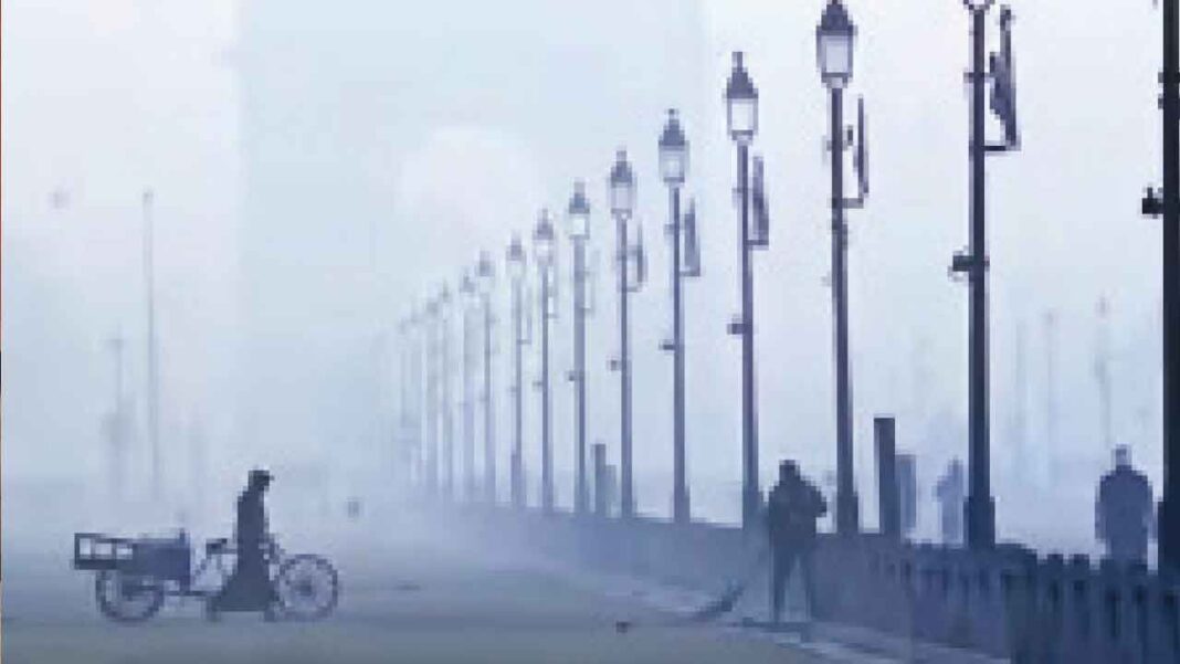 ఉత్తర భారతదేశంలో దట్టమైన పొగమంచు కమ్ముకోవడంతో ఢిల్లీలో రెడ్ అలర్ట్ ప్రకటించారు
