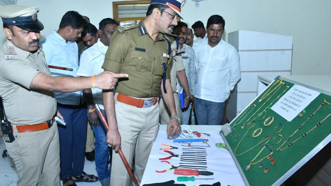 కలబురగి పోలీసులు ₹20.40 లక్షల చోరీ కేసును ఛేదించారు; నిందితుడి అరెస్టు, చోరీ బంగారం స్వాధీనం
– PARAHUSHAR NEWS