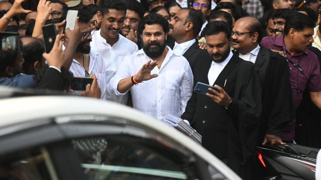 కేరళ నటుడిపై అత్యాచారం కేసులో మాజీ భార్య మంజు వారియర్ విచారణ కోరిన తర్వాత తనను ఇరికించారని దిలీప్ ఆరోపించారు.
– PARAHUSHAR NEWS