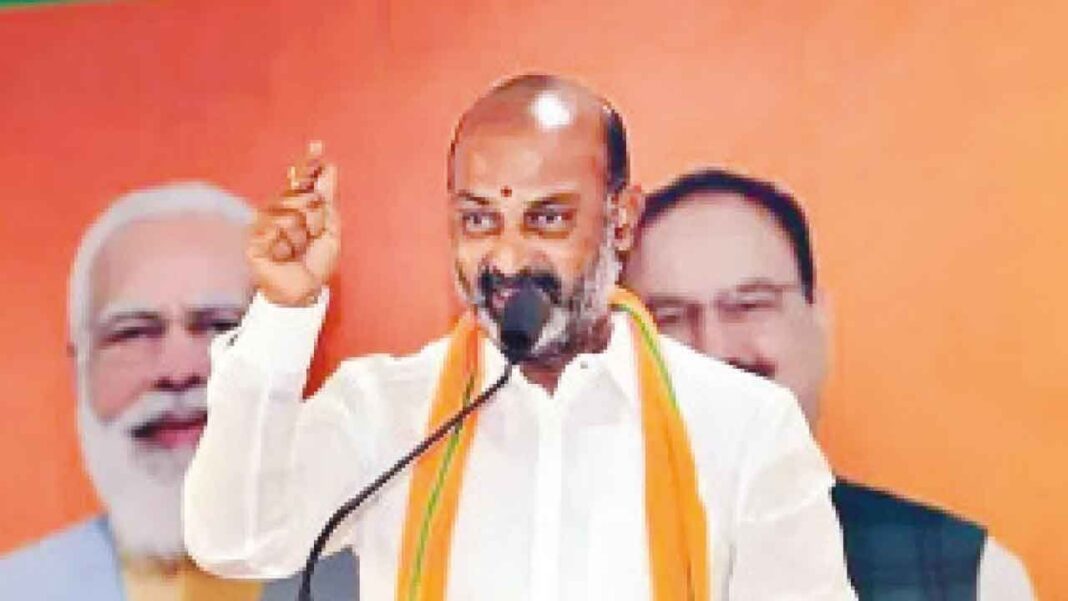 కేసీఆర్, కేటీఆర్‌లకు నోటీసులు జారీ చేసిన సిట్ చర్యను బండి స్వాగతించారు
