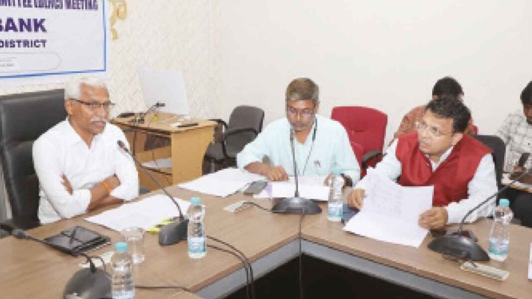 బ్యాంకర్లు ప్రాధాన్యతా రంగ కార్యక్రమాలపై దృష్టి సారించాలని కోరారు
