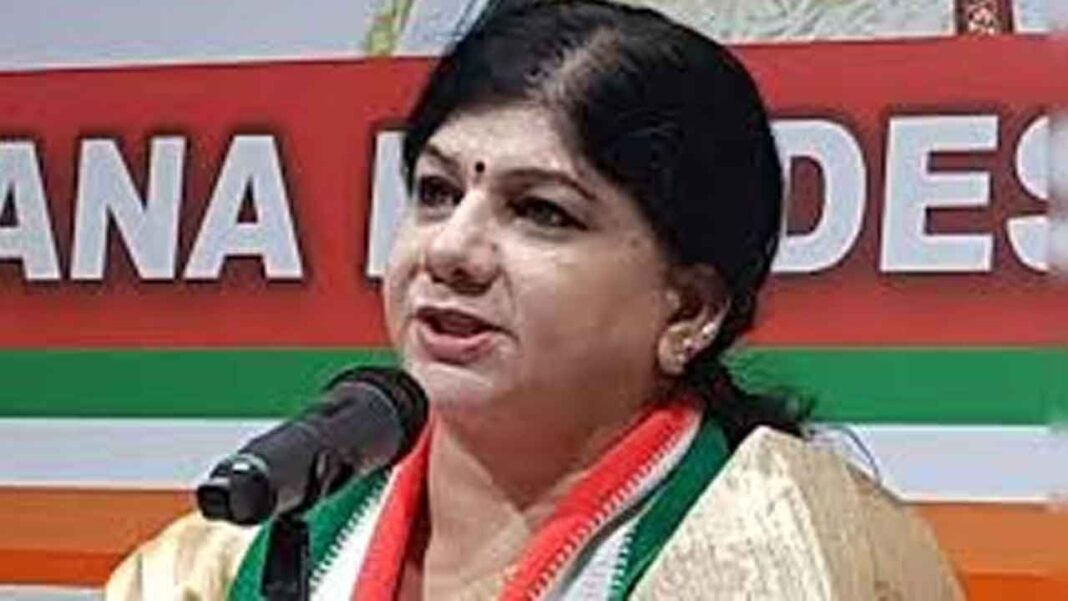 మహిళలపై చేసిన వ్యాఖ్యలపై నటుడు శివాజీని తెలంగాణ మహిళా కాంగ్రెస్ చీఫ్ మండిపడ్డారు
– PARAHUSHAR NEWS