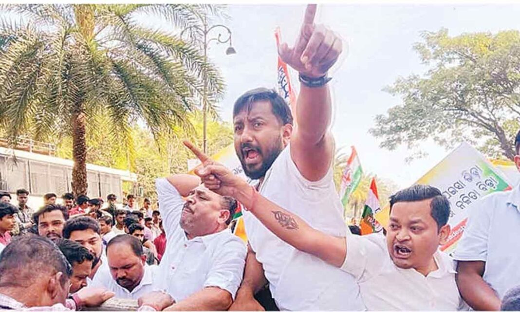 కాలుష్య విధానాల మార్పులకు వ్యతిరేకంగా కాంగ్రెస్ నిరసనలు
– PARAHUSHAR NEWS