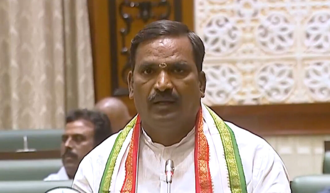 అసెంబ్లీలో ఇళ్ల స్థలాల సేకరణలో జాప్యంపై కాంగ్రెస్ ఎమ్మెల్యేలు ధ్వజమెత్తారు
