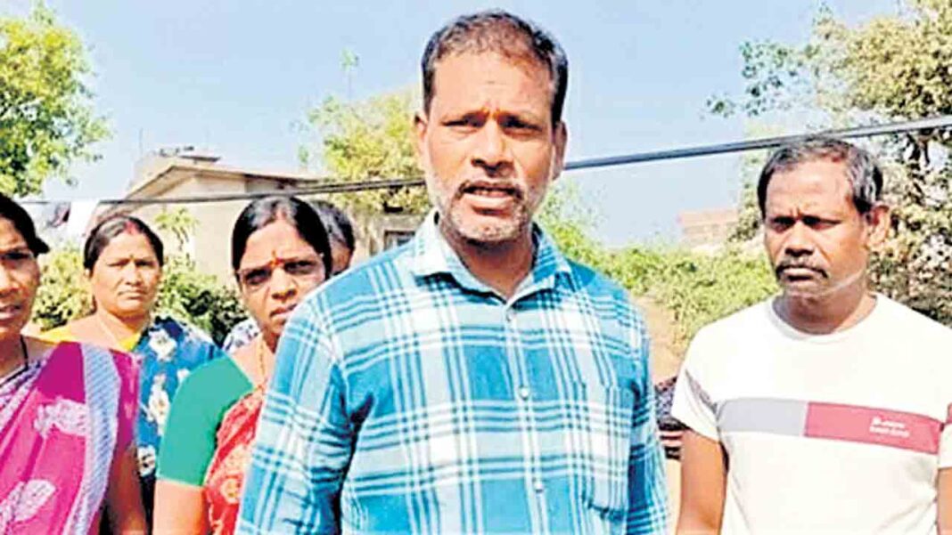 అంత్యక్రియలకు హాజరయ్యారని బహిష్కరణ