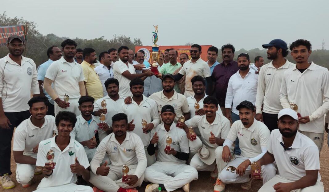 శశాంక్ కశ్యప్ సెంచరీతో హన్మకొండ టీసీఏ గోల్డ్ కప్ టైటిల్‌ను కైవసం చేసుకున్నాడు
