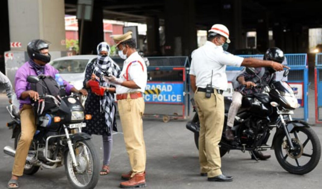 తెలంగాణ హైకోర్టు: పోలీసులు వాహనదారులను చలాన్లు చెల్లించమని లేదా కీలు లాక్కుని బలవంతం చేయలేరు
