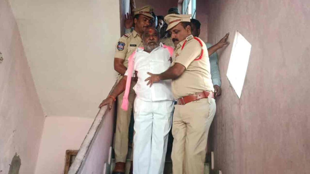 Jogu Ramanna | Police arrested Jogu Ramanna after breaking into the house-Namasthe Telangana
– PARAHUSHAR NEWS