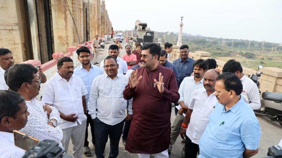 MGNREGA పేరును మార్చడం ద్వారా బిజెపి రెండవసారి మహాత్మా గాంధీని హత్య చేసింది: కర్ణాటక మంత్రి
– PARAHUSHAR NEWS