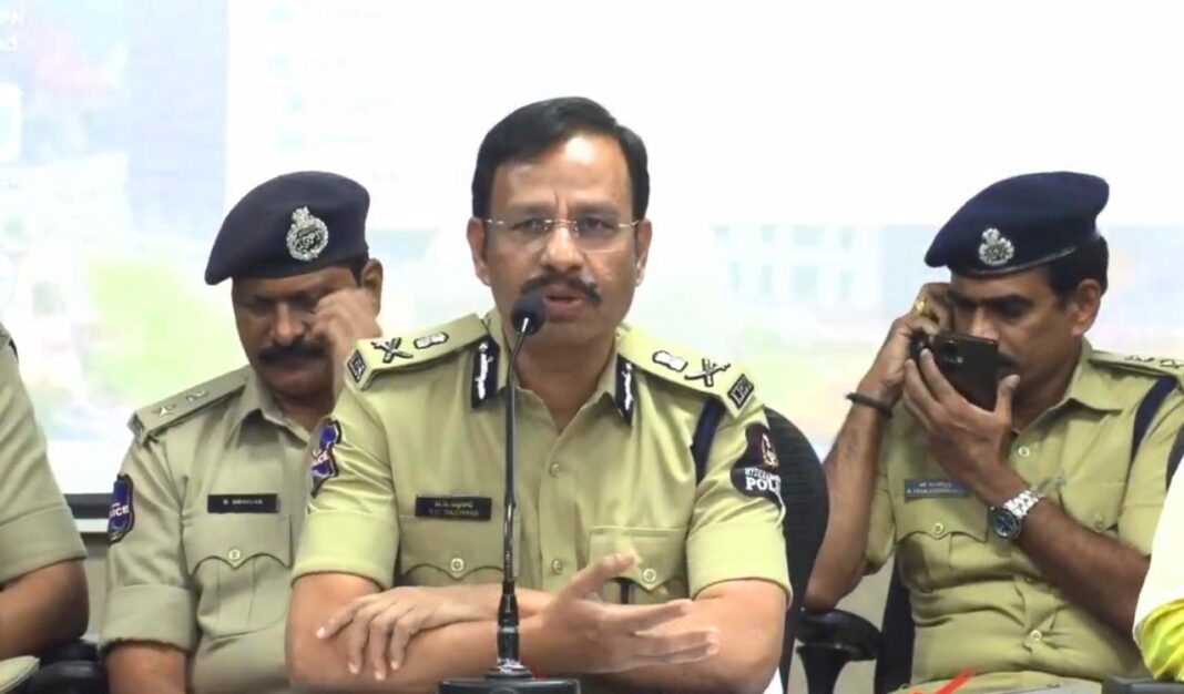 ఇన్‌ఫ్లుయెన్సర్‌ల నకిలీ లక్కీ డ్రా మోసాలపై హైదరాబాద్ సీపీ సజ్జనార్ ప్రజలను హెచ్చరిస్తున్నారు
