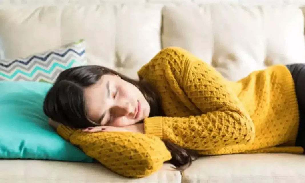 Sleeping with Sweaters Health Risks: Beware! Sleeping in a sweater? It is not good for health.. Expert warning!
– PARAHUSHAR NEWS