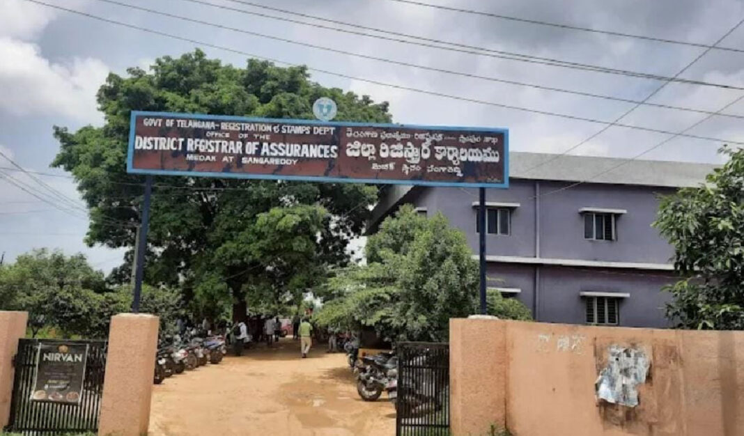పార్టీలో వ్యతిరేకత ఉన్నప్పటికీ తెలంగాణ ప్రభుత్వం ఇంటిగ్రేటెడ్ సబ్ రిజిస్ట్రార్ కార్యాలయాలతో ముందుకు సాగుతోంది
