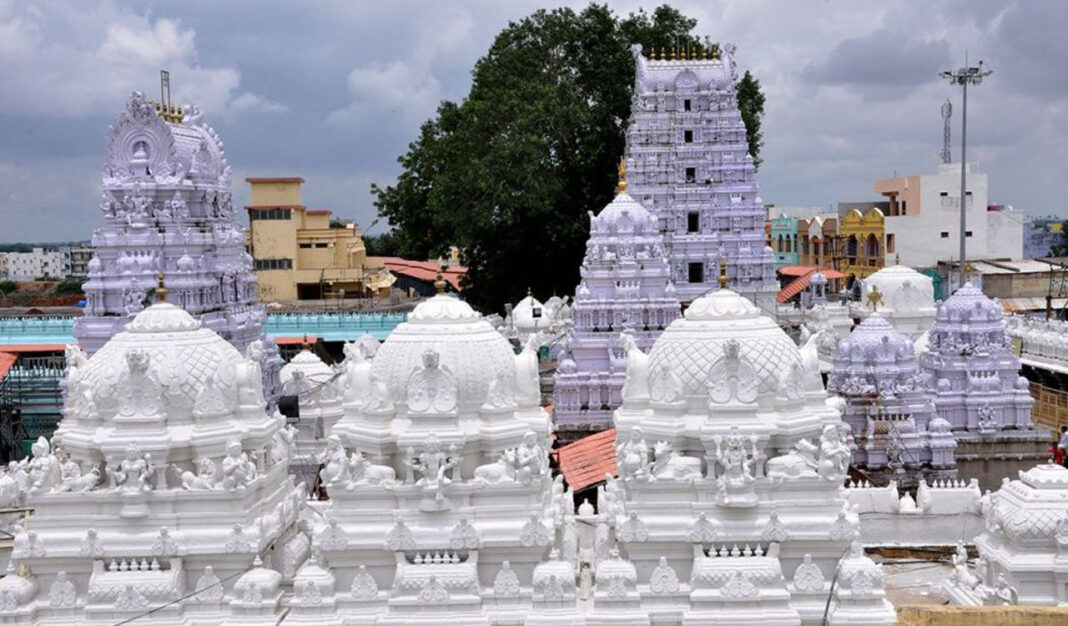 వేములవాడ ఆలయంలో విజిలెన్స్ అధికారులు తనిఖీలు నిర్వహిస్తున్నారు
