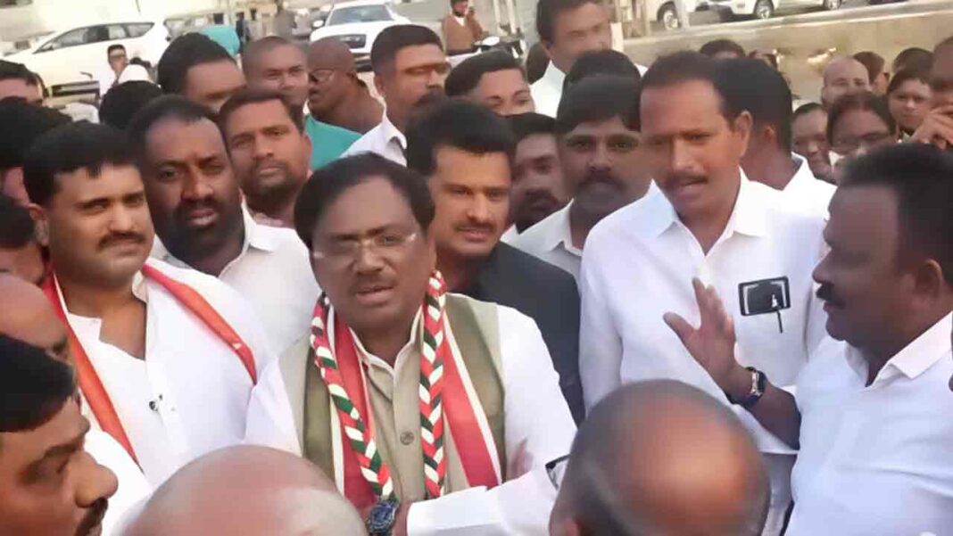 Vivek Venkataswamy | If there are any please beg the Govt.. Minister Vivek misbehavior with protesting people-Namasthe Telangana
– PARAHUSHAR NEWS