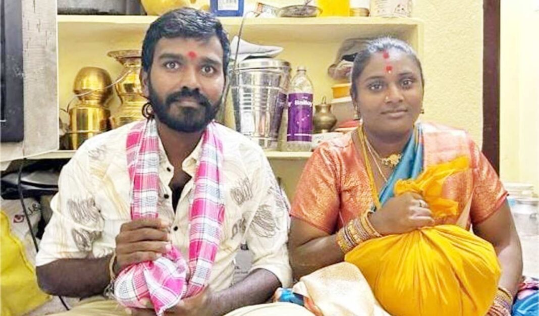 తెలంగాణలోని అమీన్పూర్లో కొన్ని గంటల వ్యవధిలో భార్యాభర్తలు ఆత్మహత్యకు పాల్పడినట్లు అనుమానాలు వ్యక్తమవుతున్నాయి
– PARAHUSHAR NEWS