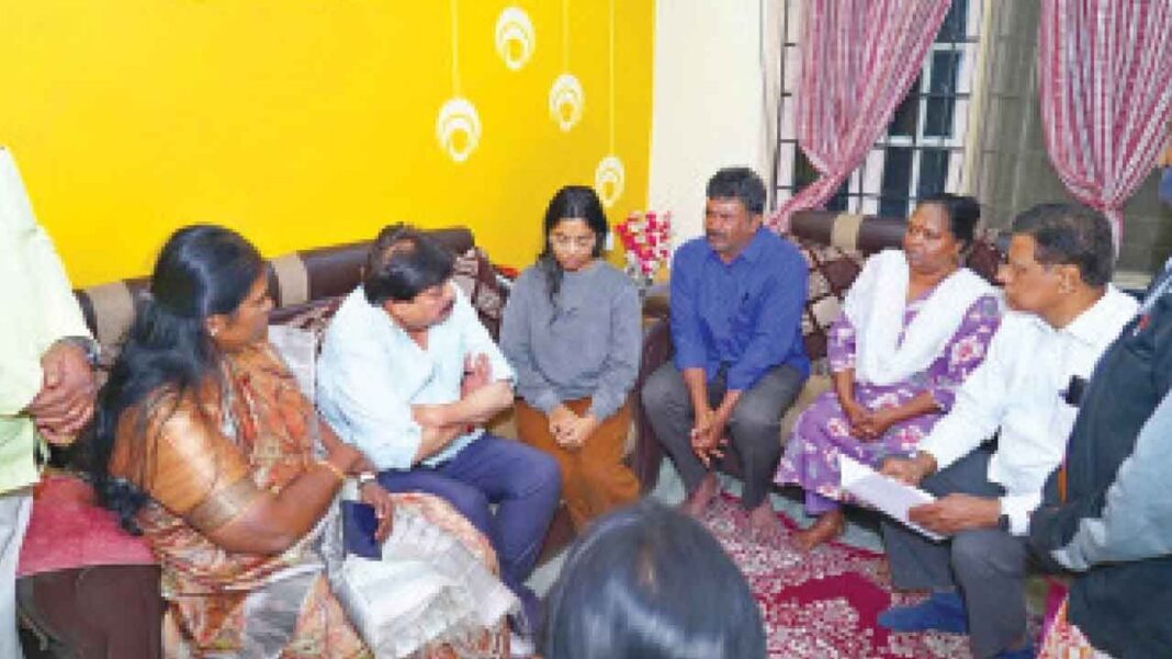 అమెరికాలో హత్యకు గురైన హైదరాబాద్ మహిళ కుటుంబానికి కిషన్ రెడ్డి అండగా నిలిచారు
– PARAHUSHAR NEWS