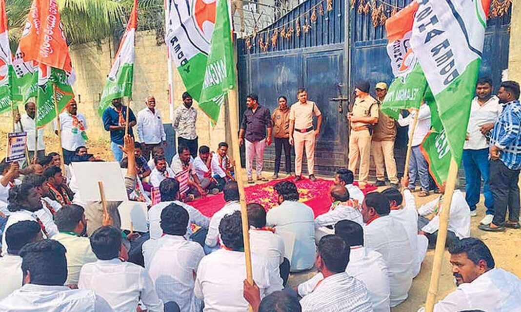ఎర్రవల్లిలోని కేసీఆర్‌ ఫామ్‌హౌస్‌ వద్ద కాంగ్రెస్‌ నేతలు నిరసనకు దిగారు
