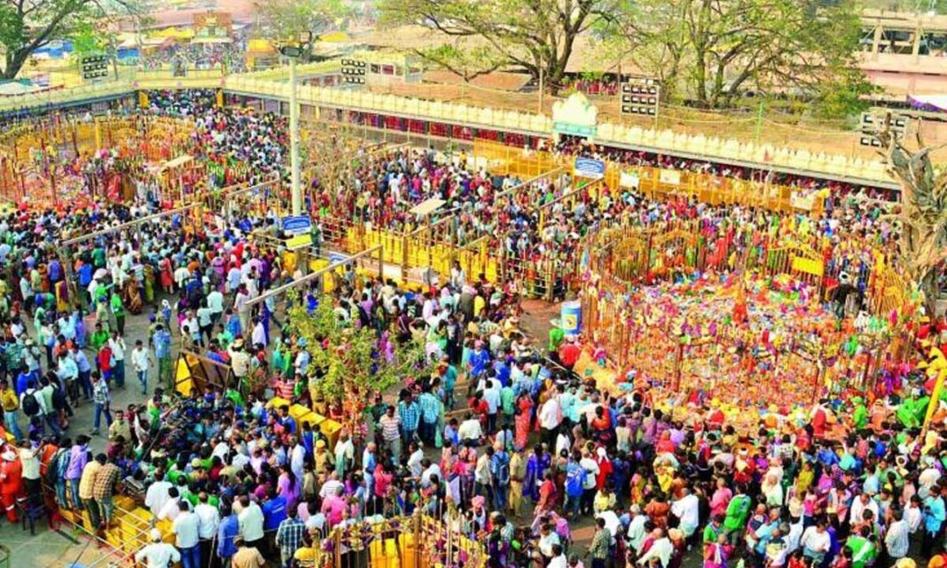 కట్టుదిట్టమైన భద్రత, భారీ జనసందోహం మధ్య మేడారం జాతర ప్రారంభమైంది
