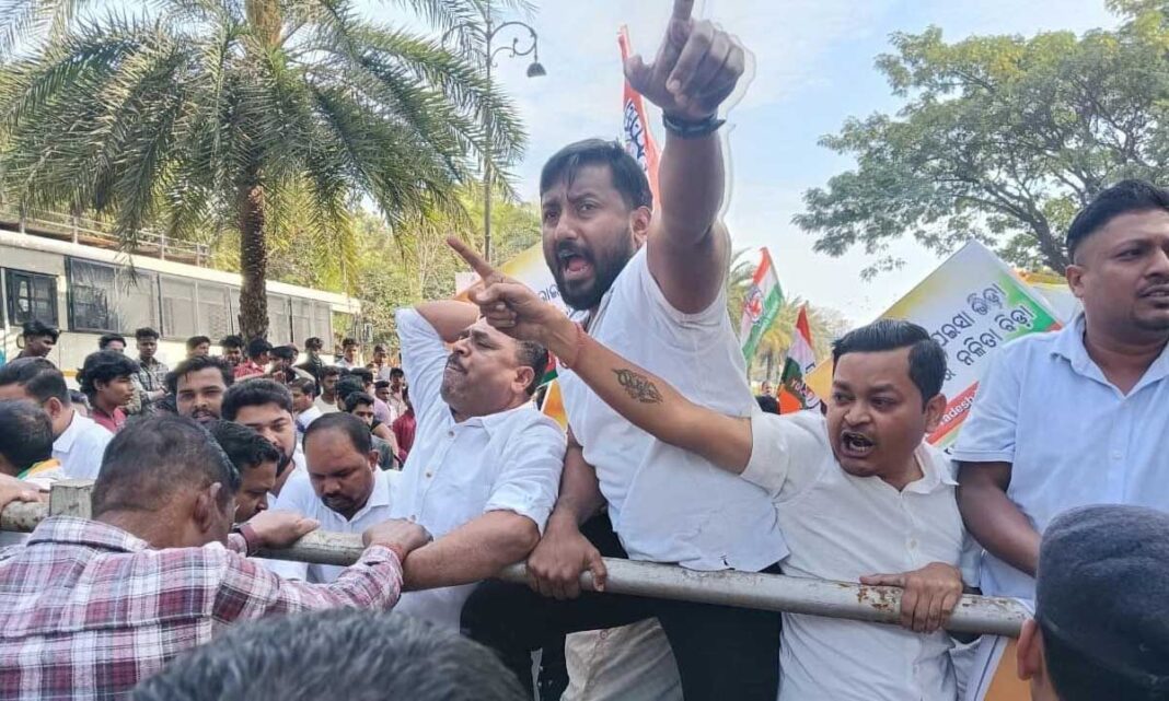 కాలుష్య విధానాల మార్పులకు వ్యతిరేకంగా కాంగ్రెస్ నిరసనలు
