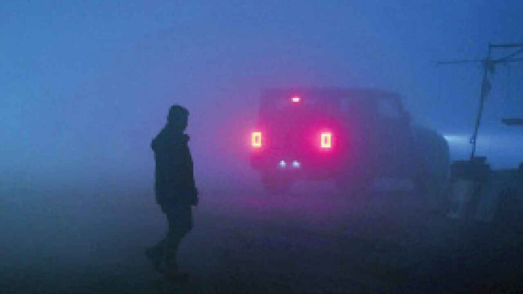 దట్టమైన పొగమంచు దుప్పట్లు ఢిల్లీ, AQI ‘చాలా పేలవంగా’
– PARAHUSHAR NEWS