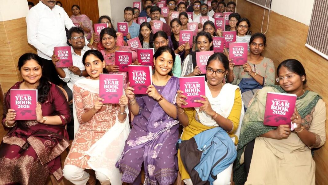నగరంలోని IAS అకాడమీ తన విద్యార్థులకు ది హిందూ ఇయర్ బుక్ 2026ను పంపిణీ చేస్తుంది
– PARAHUSHAR NEWS