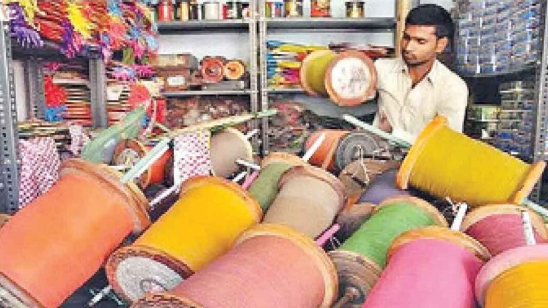 నిషేధిత చైనీస్ మాంజా నిరాటంకంగా అమ్ముడవడంతో నగరవాసుల జీవితాలు దారానికి చిక్కాయి
– PARAHUSHAR NEWS