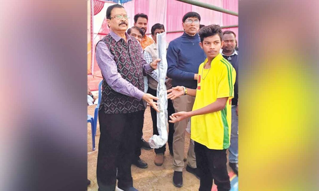 పూజారి హాకీని పెంచుతామని ప్రతిజ్ఞ చేశాడు
