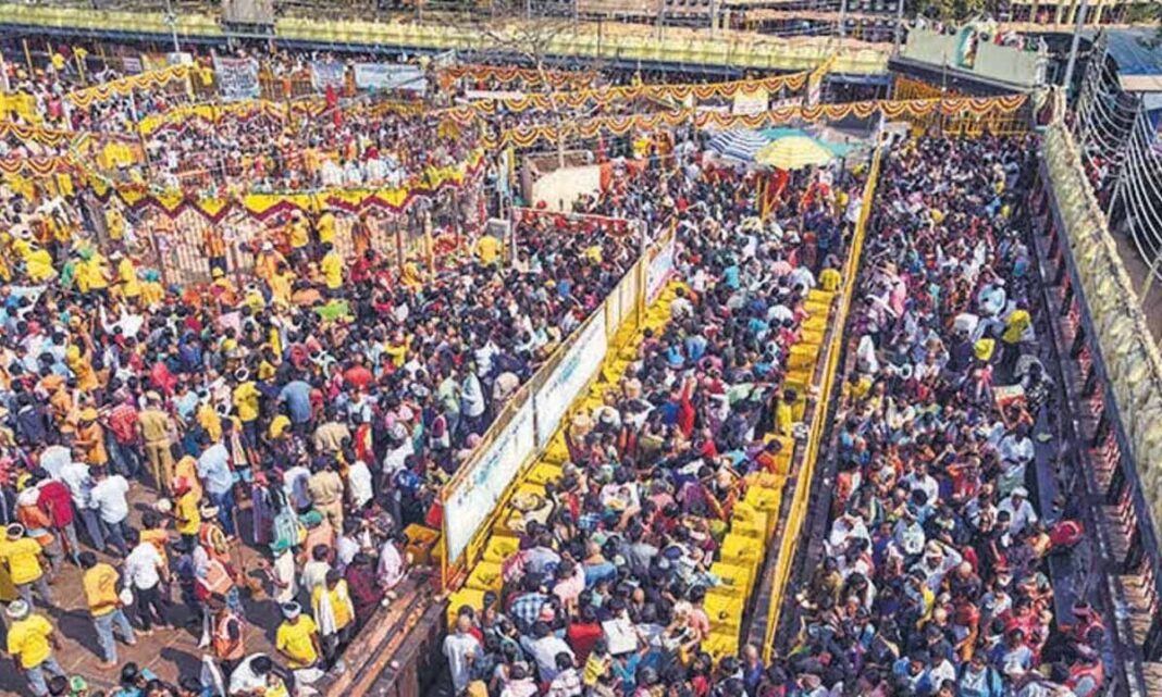 మేడారం జాతర ముగింపు దశకు చేరుకోవడంతో జనం తరలివస్తున్నారు
