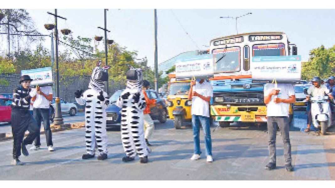 రోడ్డు ఉల్లంఘనలపై ట్రాఫిక్ పోలీసులు ముమ్మర చర్యలు చేపట్టారు
– PARAHUSHAR NEWS