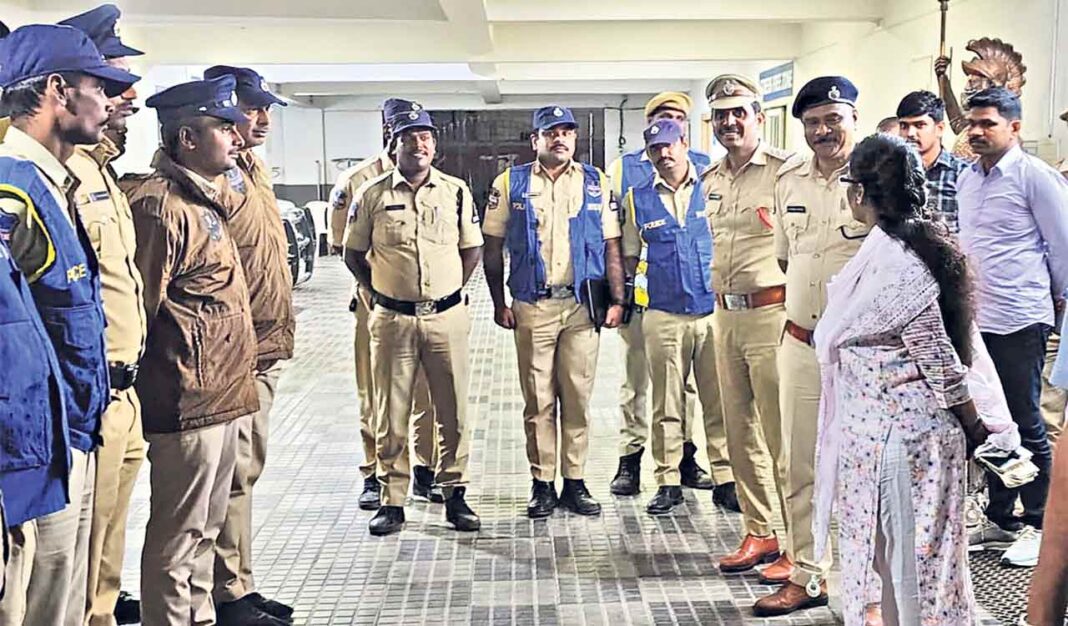 ఆశ్చర్యకరంగా, DCP సాధారణ పౌరుడిగా పంజాగుట్ట పోలీస్ స్టేషన్ను తనిఖీ చేశారు
– PARAHUSHAR NEWS