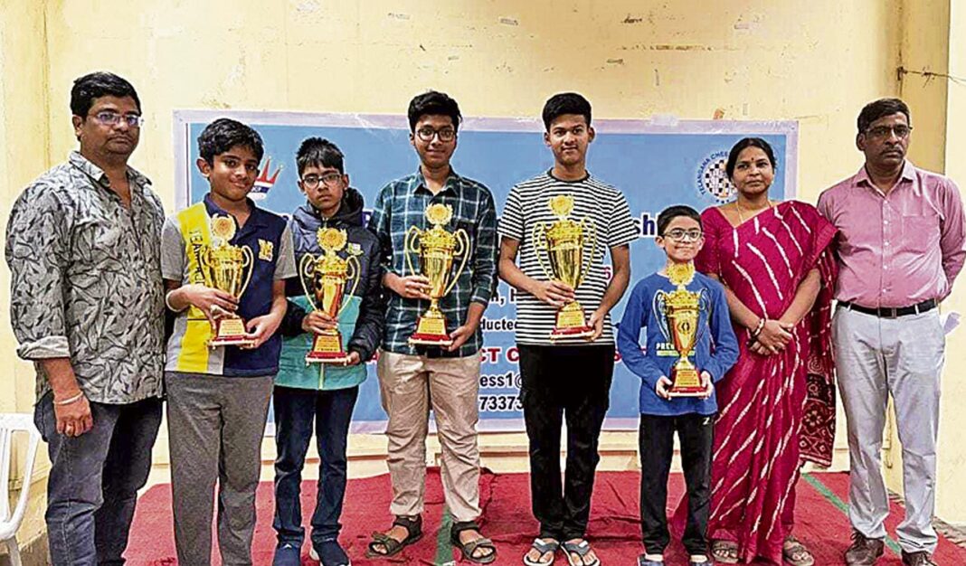 సాయి సార్థక్, ప్రణవ్ తెలంగాణ చెస్ సెలక్షన్ టైటిల్స్ గెలుచుకున్నారు
– PARAHUSHAR NEWS