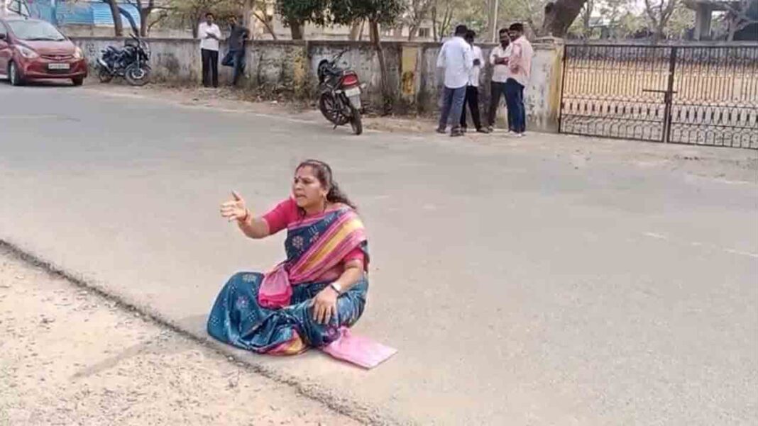 Congress Leader | Congress woman leader on the road protesting against not being given Beform-Namasthe Telangana
– PARAHUSHAR NEWS