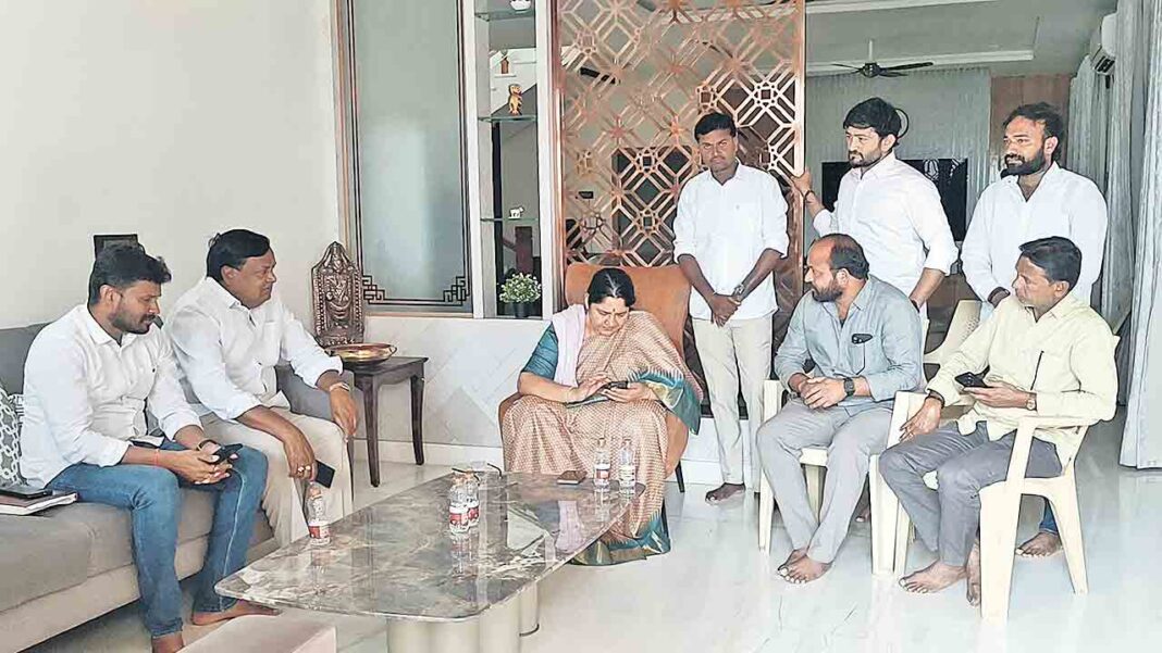 ప్రజాస్వామ్యం ఖూనీ!.. తొర్రూరు ఘటనపై మండిపడిన సత్యవతి రాథోడ్‌