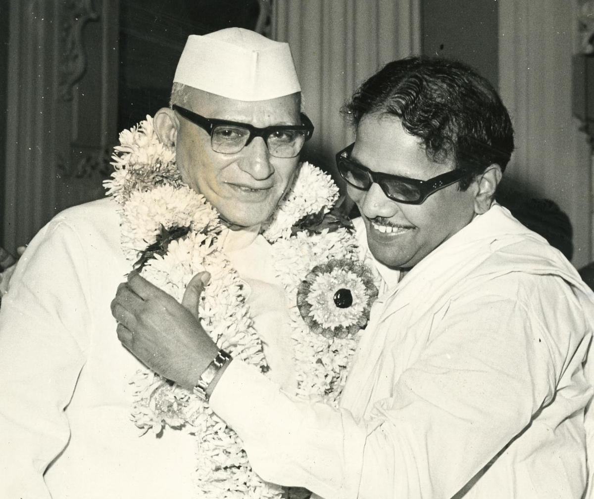 1973 అక్టోబరు 27న మద్రాసులోని రాజ్భవన్లో తన 66వ జన్మదినోత్సవం సందర్భంగా అప్పటి తమిళనాడు ముఖ్యమంత్రి ఎం. కరుణానిధి గవర్నర్ కేకే షాకు పూలమాల వేసి నివాళులర్పించారు. 1973 అక్టోబరు 27న మద్రాసులోని రాజ్భవన్లో తన 66వ జన్మదినోత్సవం సందర్భంగా అప్పటి తమిళనాడు ముఖ్యమంత్రి ఎం. కరుణానిధి గవర్నర్ కేకే షాకు పూలమాల వేసి నివాళులర్పించారు.