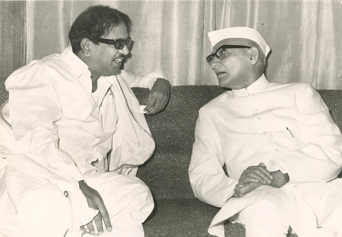 1971 జూన్ 12న మద్రాసులోని ముఖ్యమంత్రి ఎం. కరుణానిధి నివాసంలో అప్పటి తమిళనాడు గవర్నర్ కేకే షా 1971 జూన్ 12న మద్రాసులోని ముఖ్యమంత్రి ఎం. కరుణానిధి నివాసంలో అప్పటి తమిళనాడు గవర్నర్ కేకే షా