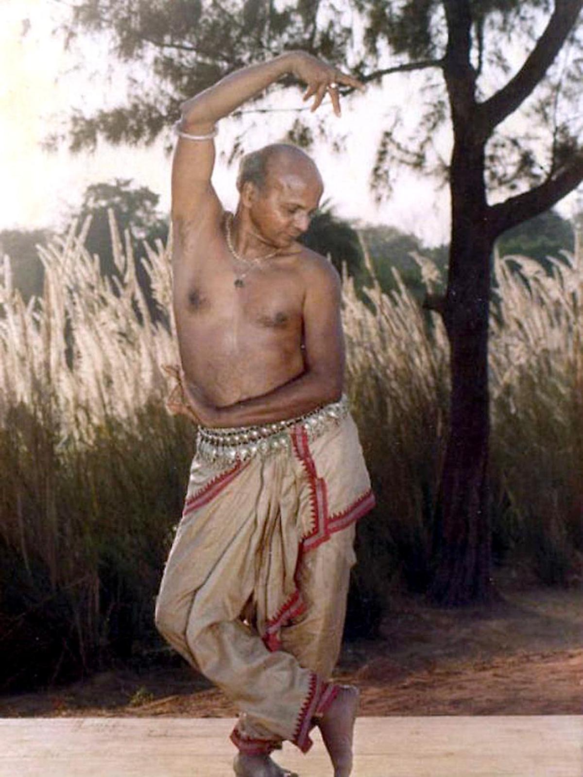 గురు కేలుచరణ్ మోహపాత్ర జయదేవుని ఆశాపదీల యొక్క విలక్షణమైన దృశ్యమానతకు ప్రసిద్ధి చెందారు. గురు కేలుచరణ్ మోహపాత్ర జయదేవుని ఆశాపదీల యొక్క విలక్షణమైన దృశ్యమానతకు ప్రసిద్ధి చెందారు.